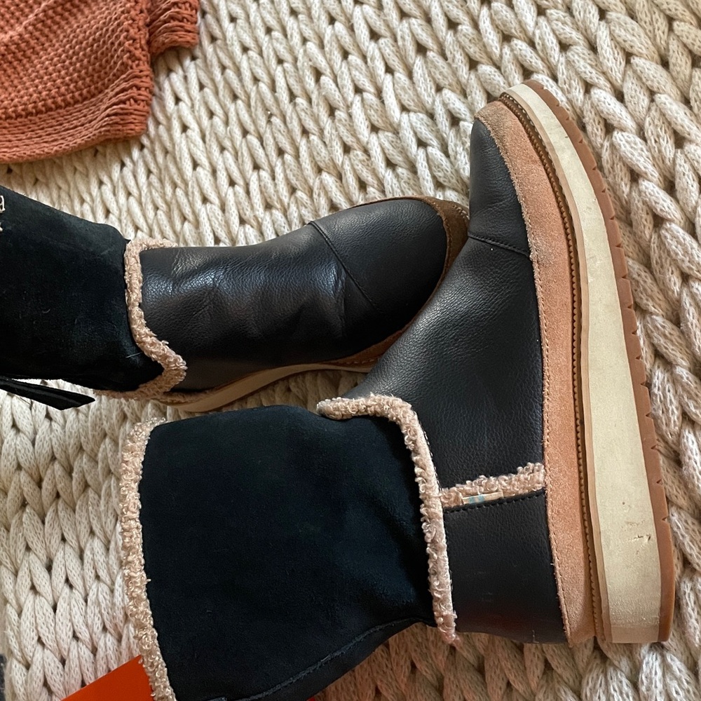 Womens Black Shearling-Trim Winter Boots - Picture 4 of 4